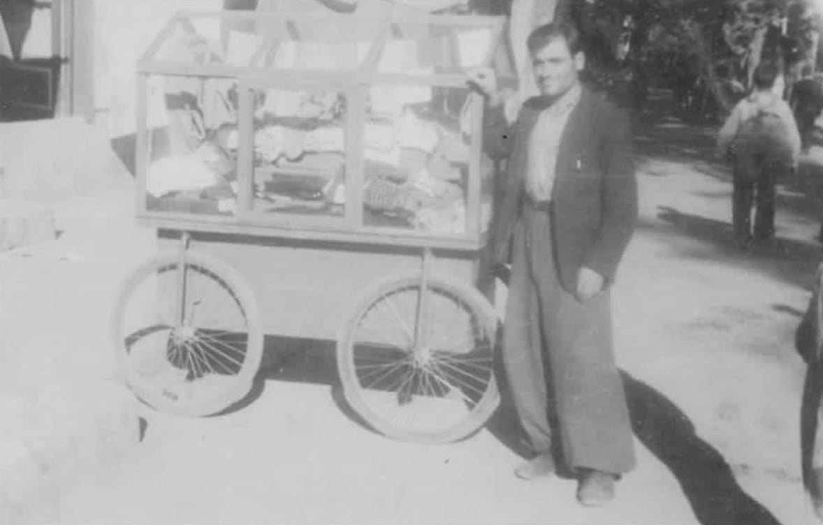 Hikmet Kırlı, 1947'de camlı kolonya el arabasının yanında