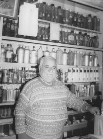 Hikmet Kırlı, yıllar sonra kolonya şişeleriyle dolu dükkânında